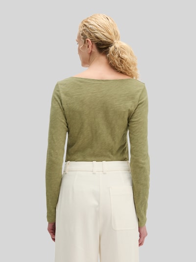 Frauenmodel trägt Regular Fit Langarmshirt aus reiner Baumwolle von Marc O'Polo in Olivgrün, glatte Textur, Ganzkörperansicht Rückansicht, Damen Langarmshirt von Marc O'Polo.