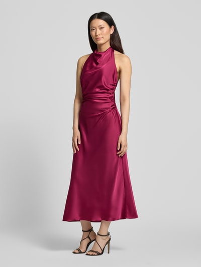 Modelka kobieca ma na sobie knielanges Cocktailkleid aus Satin od Hey Kyla, elastyczna mieszanka materiałów, dopasowany krój, satyna, marszczenia, krój bez rękawów, długość tyłu w rozmiarze 36: 97 cm, szerokość w rozmiarze 36: 38 cm, intensywny malinowy kolor, lekko połyskująca powierzchnia, gładka faktura, cała sylwetka z przodu.