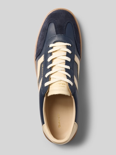 Productfoto, sneakers van echt leer model 'Cuzima' van GANT voor Dames in donkerblauw en beige, afgeronde vormen, gladde en suède textuur