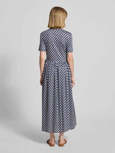 Frauenmodel trägt tailliertes Freizeitkleid aus reiner Baumwolle Modell 'FASCINO' von Weekend Max Mara mit Optik:Allover-Muster, Midi-Länge, Rundhals, Raffung, Kurzarm, geradem Saum, Ganzkörperansicht Rückansicht.