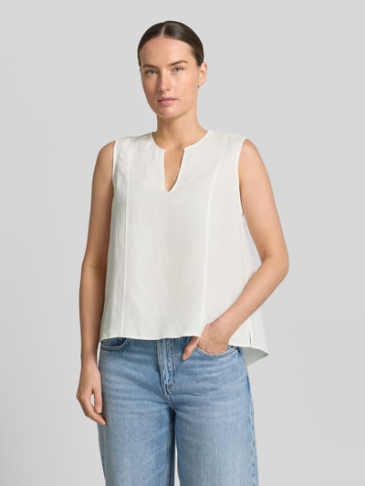 Frauenmodel trägt Blusentop aus Viskose-Leinen-Mix Modell 'Fazil' von OPUS, Regular-Fit, V-Ausschnitt, cremefarben, glatte Textur, Nahaufnahme Oberkörper. Rückenlänge bei Größe 36: 59 cm.