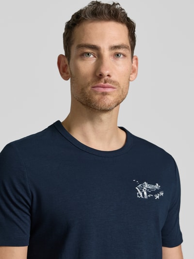 Mężczyzna nosi Regular Fit T-Shirt aus reiner Baumwolle von s.Oliver RED LABEL, efekt: jednolity kolor, krój regular fit, nadruk z motywem, krótki rękaw, bawełna, Nahaufnahme Oberkörper