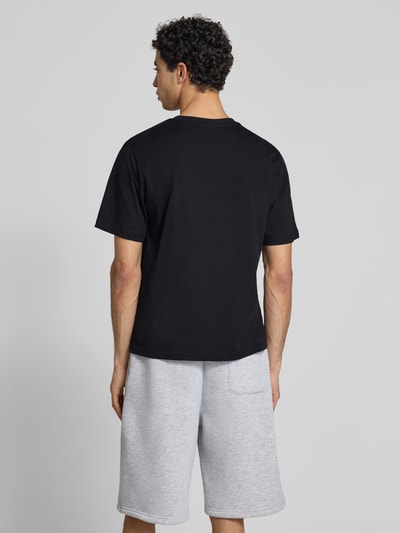 Męski model trägt T-Shirt mit Logo und okrągły dekolt von REVIEW, bawełna, krój relaxed fit, długość tyłu w rozmiarze M: 68 cm, Ganzkörperansicht Rückansicht.