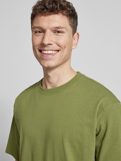 Męski model nosi Relaxed Fit T-Shirt aus Bio-Baumwoll-Mix Modell 'MAARKOS' od Armedangels, jednokolorowy, okrągły dekolt, krótki rękaw, wyhaftowane logo, dżersej, mieszanka bawełny ekologicznej, zbliżenie na górę ciała