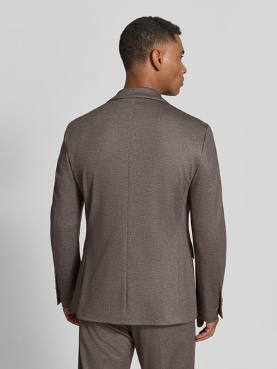 Męski model nosi Regular Fit Anzug mit Viskose-Anteil Model 'Ponza' von CINQUE, elastyczna mieszanka materiałów, krój regular fit, Kołnierz z połami, kieszenie z patką oraz brustasza, listwa z 2 guzikami, Szerokość w rozmiarze 50: 45 cm, Długość tyłu w rozmiarze 50: 72 cm, Szerokość ramion w rozmiarze 50: 43 cm, Długość rękawów w rozmiarze 50: 84 cm, Długość wewnętrzna nogawki w rozmiarze 50: 73 cm, odcienie brązu, gładki materiał, Ganzkörperansicht Rückansicht
