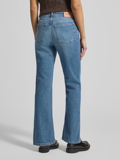 Kobiece model nosi Bootcut Jeans aus Baumwoll-Mix Modell 'KIRUNA' von Marc O'Polo, stylizowana na denim, krój bootcut, wysoki stan, naszywka z logo, nity, szlufki na pasek, szwy w kontrastowym kolorze, zapięcie na guzik i ukryty zamek błyskawiczny, 5 kieszeni, mieszanka bawełny, widok całej sylwetki z tyłu.