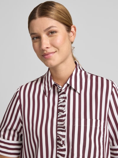 Frauenmodel trägt Regular Fit Hemdbluse aus Viskose-Mix Modell 'VICA FRIL' von Brax in Weiß mit bordeauxroten Streifen, Nahaufnahme Oberkörper, Damen Kurzarmbluse.