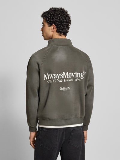 Männermodel trägt Sweatshirt mit Stehkragen von ANOTHER COTTON LAB, Baumwoll-Mix, Lockerer-Schnitt, Rückansicht, Rückenlänge 63 cm.