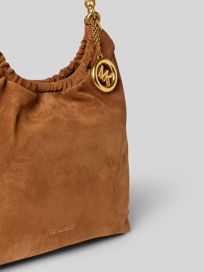Produktfoto, Handtasche aus Leder mit Label-Applikation Modell 'INDIE' von MICHAEL Michael Kors in Braun, Magnetverschluss, Hauptfach, Tragehenkel, 37 cm Breite, 37 cm Länge, 14 cm Tiefe, Schulterriemen 60 cm, samtige Textur, goldfarbene Details.