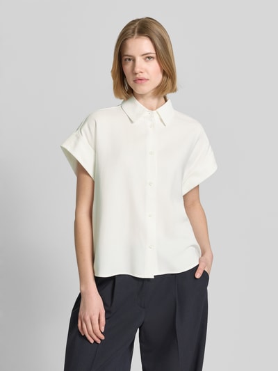 Frauenmodel trägt Boxy Fit Bluse aus Viskose-Mix Modell 'Zelya' von Someday in Weiß, Hemdblusenkragen, kurze Ärmel, Nahaufnahme Oberkörper.
