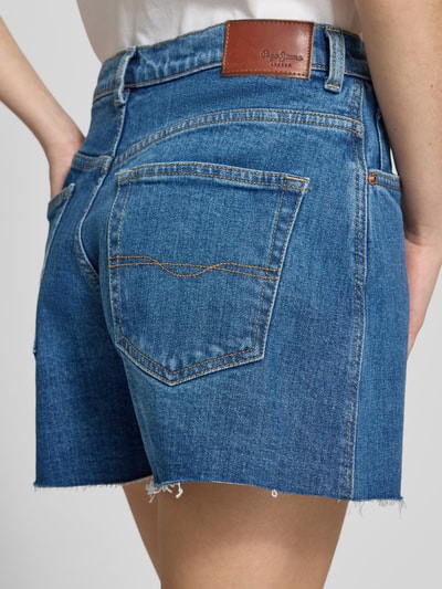 Vrouwenmodel draagt dames korte jeans van katoenmix van Pepe Jeans, blauwe kleur, zichtbare textuur, detailopname achterkant.