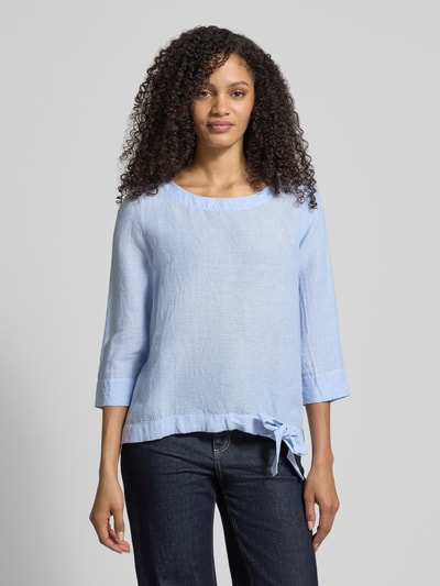 Vrouwenmodel draagt Relaxed Fit Bluse aus Leinen-Mix van Christian Berg Woman in lichtblauw, U-boothals, 3/4-mouw, taille met tunnelkoord, linnen-katoenmix, voorkant volledig zichtbaar, vooraanzicht bovenlichaam.