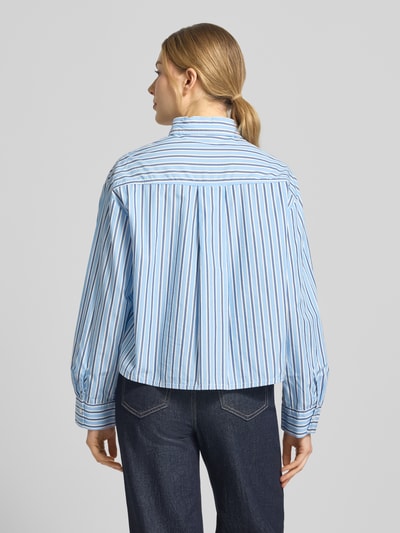 Frauenmodel trägt Loose Fit Langarmbluse aus reiner Baumwolle von s.Oliver RED LABEL in Hellblau mit weißen und blauen Streifen, Rückenansicht, Ganzkörperansicht Rückansicht.