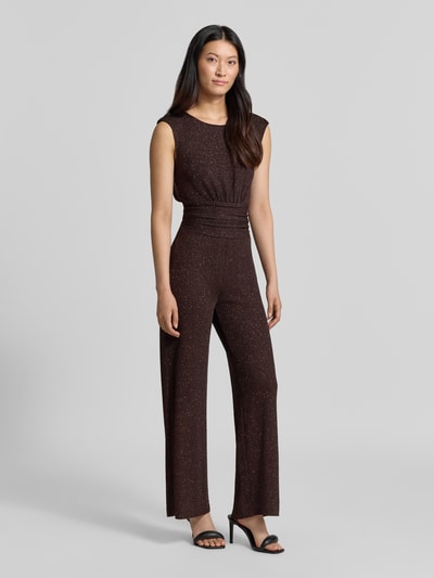 Frauenmodel trägt Jumpsuit mit Raffungen von Rinascimento in Dunkelbraun, taillierte Passform, Rundhalsausschnitt, Ganzkörperansicht von vorne.