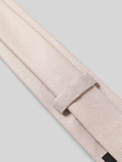 Produktfoto, Seidenkrawatte aus reiner Seide mit Logo-Patch (6,5 cm) von OLYMP in hellem Beige mit feiner Struktur und spitz zulaufender Form.