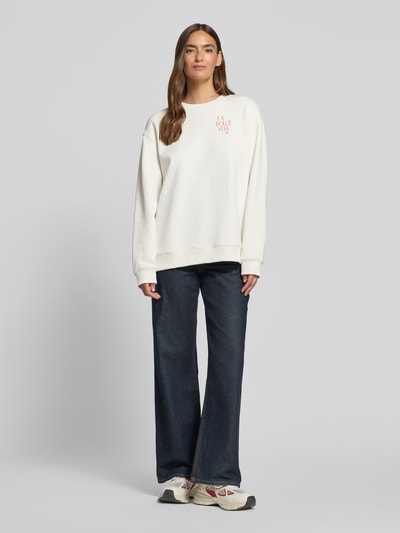 Modelka nosi białą bluzę z bawełny o kroju relaxed fit Relaxed Fit Sweatshirt aus reiner Baumwolle Modell 'CLASSIC CREW_9' von HUGO, damska bluza, gładka faktura, Ganzkörperansicht von vorne.