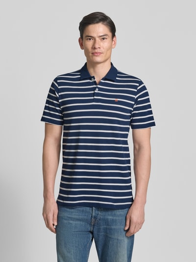 Männermodel trägt Regular Fit Poloshirt mit Logo-Stitching Modell 'Adam' von Jack & Jones Premium, gestreift in Blau und Weiß, reine Baumwolle, Polokragen, kurzärmelig, Ganzkörperansicht von vorne.