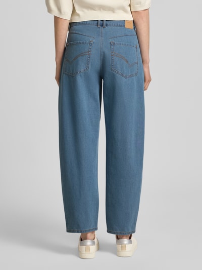 Frauenmodel trägt Wide Fit Jeans im 5-Pocket-Design Modell 'Hellen' von MOS MOSH, mieszanka bawełny, zapinane na guzik i zamek błyskawiczny, szerokość w rozmiarze 27: 40 cm, długość wewnętrzna nogawki w rozmiarze 27: 73 cm, jeansy o niebieskim odcieniu, widoczne kontrastowe szwy, gładka tekstura, widoczne tylne kieszenie, Ganzkörperansicht Rückansicht.