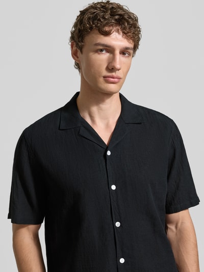 Männermodel trägt Relaxed Fit Freizeithemd aus Leinen-Baumwoll-Mix von Lindbergh, Schwarz, Reverskragen, Knopfleiste, Nahaufnahme Oberkörper, Rückenlänge 76 cm, Schulterbreite 47 cm, Ärmellänge 25 cm, Größe M.