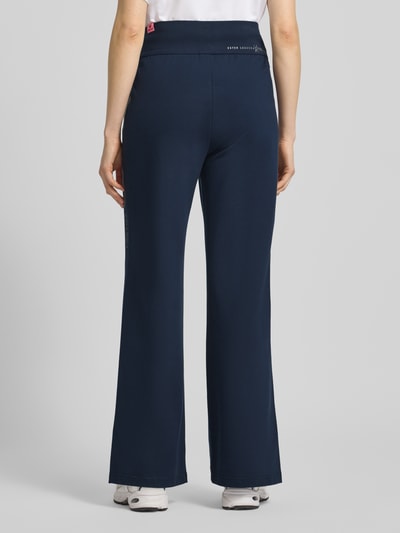 Frauenmodel trägt Hose mit elastischem Bund Modell 'ANNY' von FIRE + ICE aus dunkelblauem Baumwoll-Mix mit Stretch-Anteil, Wide-Leg, Ganzkörperansicht Rückansicht.