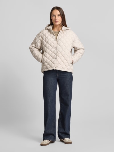 Frauenmodel trägt Regular Fit Steppjacke mit Kapuze Modell 'Phil' von CINQUE in Stepp-Optik, helle Farbe, Ganzkörperansicht von vorne.