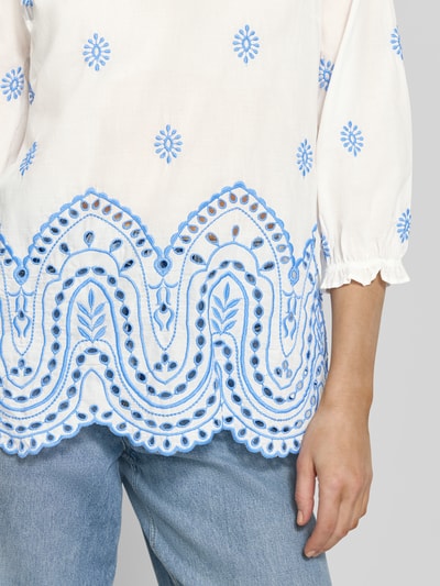 Frauenmodel trägt Relaxed Fit Bluse mit Lochstitching in Paisley-Optik von More & More, weiß-blau, Baumwoll-Mix, Nahaufnahme Oberkörper. Rückenlänge bei Größe 36: 66 cm, Ärmellänge bei Größe 36: 45 cm, 3/4-Arm, V-Ausschnitt.