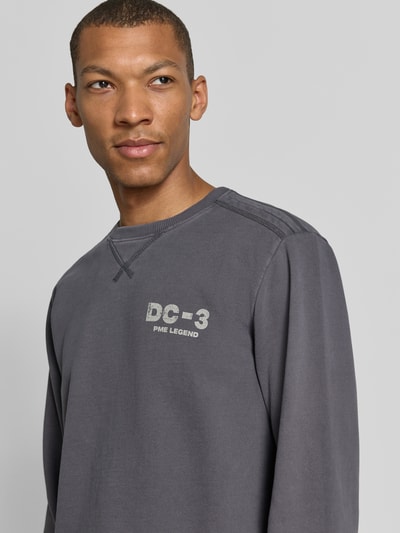Männermodel trägt PME Legend Sweatshirt mit Label-Print und Rundhalsausschnitt in Grau, Baumwolle, Relaxed Fit, Nahaufnahme Oberkörper.