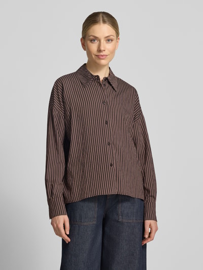 Vrouwenmodel draagt Relaxed Fit blouse met all-over look van DRYKORN, Viscosemix, Model 'CLOELIA', overhemdkraag, knoopsluiting, schouderpartijen. Ganzkörperansicht van voren.