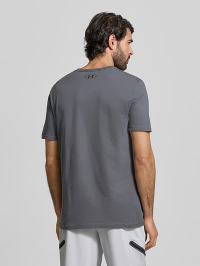 Męski t-shirt Regular Fit T-Shirt mit Logo-Print Modell 'Left' od Under Armour, mieszanka bawełny, okrągły dekolt, długość tyłu 72 cm, widok całej sylwetki z tyłu