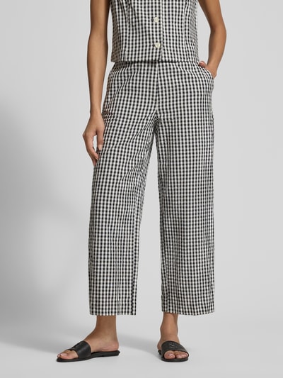 Modelka kobieca nosi Hose im Allover-Look od Jake*s Casual, czarno-biały wzór, kieszenie, szerokość w rozmiarze 38: 40 cm, długość nogawki 68 cm, zdjęcie całej sylwetki z przodu.