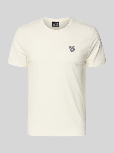 Produktfoto, T-shirt aus Viskose-Mix mit Label-Patch von Armani, męski t-shirt, krój slim fit, okrągły dekolt, naszywka z logo, kolor jasny, długość tyłu 69 cm, mieszanka wiskozy z dodatkiem streczu.