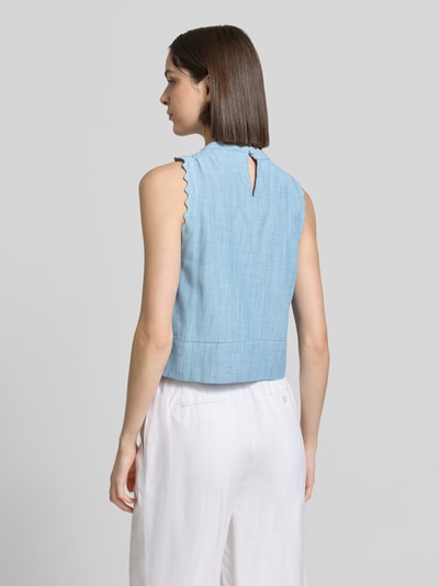 Modelka nosi Blusentop aus Lyocell-Baumwoll-Mix mit Wellensaum od JAKE*S STUDIO WOMAN w stylu denim, krój regular fit, widok całej sylwetki z tyłu.