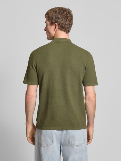 Männermodel trägt Regular Fit Poloshirt mit Strukturmuster Modell 'GEORGE' von Jack & Jones aus Baumwoll-Mix in Olivgrün, Ganzkörperansicht Rückansicht