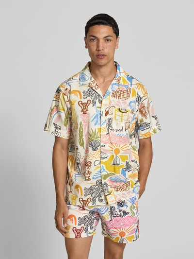 Männermodel trägt Freizeithemd mit Allover-Motiv-Print von Closed aus reiner Baumwolle im Regular-Fit mit Kentkragen, kurzärmelig, bunte Muster und angenehme Textur, Ganzkörperansicht von vorne.