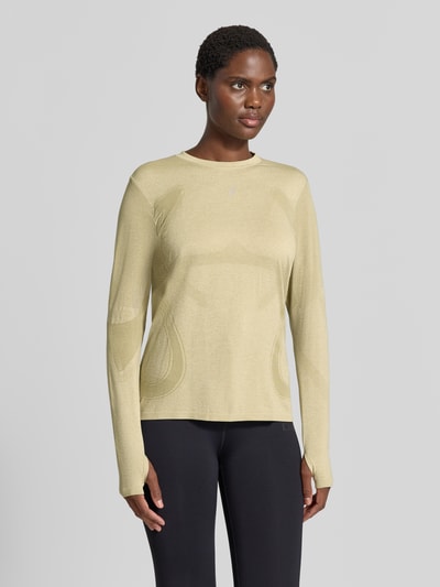 Frauenmodel trägt Slim Fit Longsleeve mit Logo-Print Modell 'Road' von ASICS TIGER in Beige, Rundhalsausschnitt, Ganzkörperansicht von vorne.