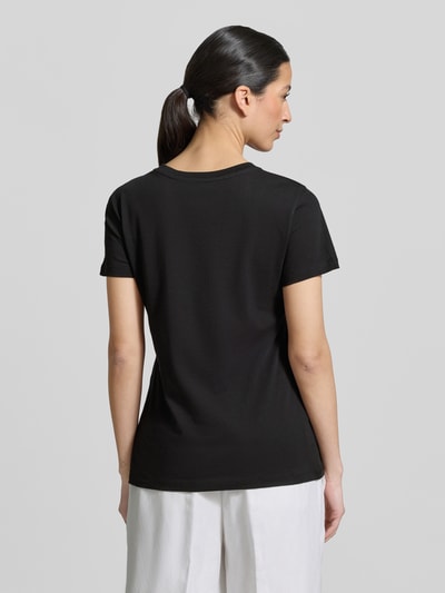 Vrouwenmodel draagt T-shirt met ronde hals en logo van Armani Exchange, puur katoen, regular fit, ruglengte maat S 62 cm, volledige achteraanzicht