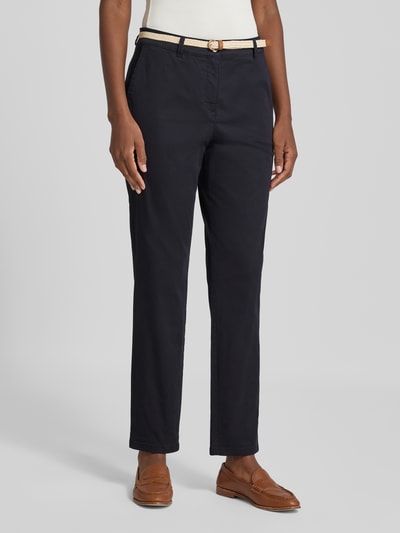 Frauenmodel trägt Chino mit Gürtel und Gesäßtaschen von Christian Berg Woman in Dunkelblau, Baumwoll-Elasthan-Mix, Regular Fit, Ganzkörperansicht von vorne.