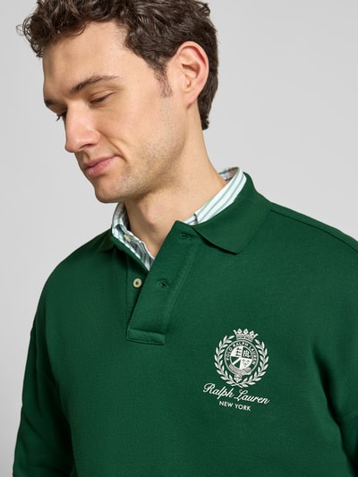 Männermodel trägt Regular Fit Sweatshirt aus Baumwoll-Mix von Polo Ralph Lauren in Grün mit Label Print und Polokragen, Nahaufnahme Oberkörper.