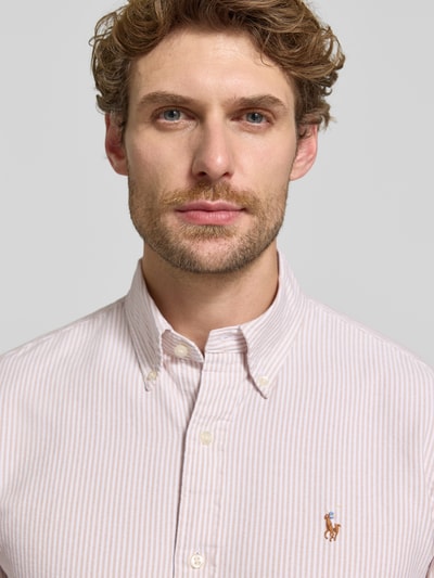 Männermodel trägt Custom Fit Freizeithemd aus reiner bawełna von Polo Ralph Lauren, fein gestreift in Beige und Weiß, Nahaufnahme Oberkörper