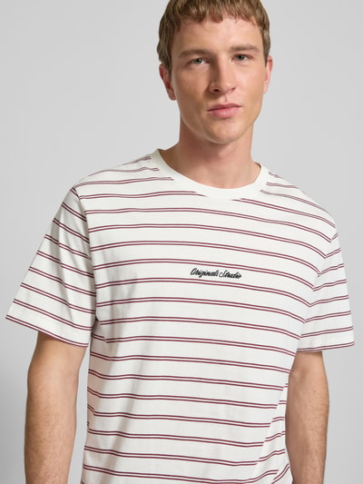 Männermodel trägt T-Shirt mit Streifenmuster und Rundhalsausschnitt von JACK & JONES, Reine Baumwolle, Regular-Fit, Nahaufnahme Oberkörper.