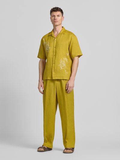 Männermodel trägt Relaxed Fit Leinenhose aus reinen Leinen von JAKE*S STUDIO MEN, senfgelb, elastischer Bund, Eingriff- und Gesäßtaschen, semitransparent, lockerer Schnitt, Ganzkörperansicht von vorne.