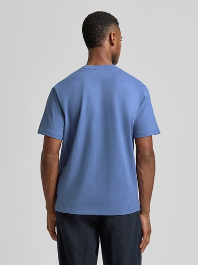 Männermodel trägt Regular Fit T-Shirt aus reiner Baumwolle Modell 'CONNOR' von Pepe Jeans, Optik: Unifarben, Ganzkörperansicht Rückansicht.