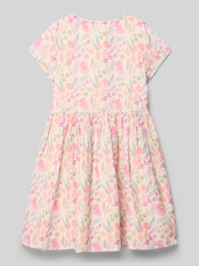 Mädchen trägt Kleid im Allover-Look mit Knopfleiste von DANAMADE aus Baumwoll-Flachs-Mix, A-Linie, Pastellfarben, Ganzkörperansicht Rückansicht. Rückenlänge bei Größe 116: 62 cm.