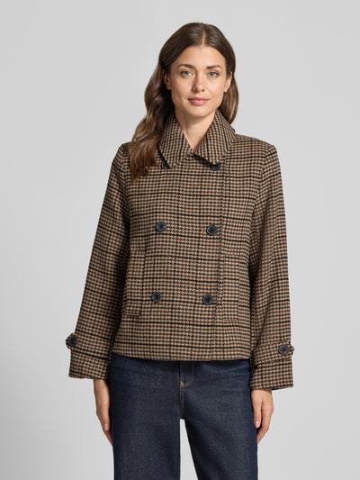 Vrouwenmodel draagt Jacke met Ärmelriegeln Model 'Salia' van FREE/QUENT, regular fit, all-over look, platte kraag, knoopsluiting, met dubbele rij knopen, mouwsluitingen, ruglengte maat S 60 cm, schouderbreedte S 40 cm, borstwijdte S 52 cm, mouwlengte S 62 cm, bruin met zwart ruitpatroon, zachte textuur, Ganzkörperansicht van voren
