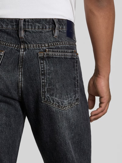Männermodel trägt Straight Fit Jeans aus reiner Baumwolle von Paul Smith, dunkle Waschung, 5-Pocket-Design, Nahaufnahme Rückansicht.