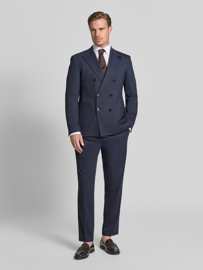 Männermodel trägt Regular Fit Anzughose mit Viskose-Anteil von JOOP! in Dunkelblau, glatte Oberfläche, Ganzkörperansicht von vorne.