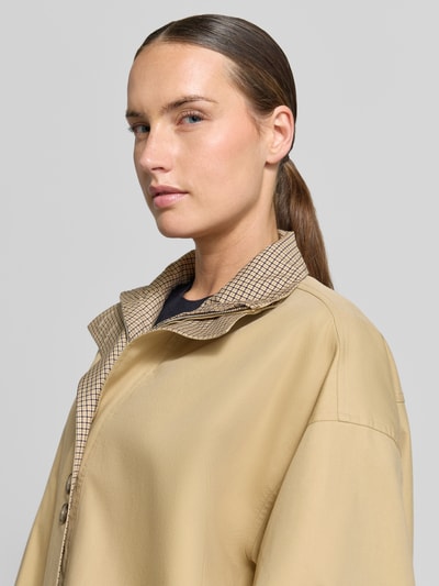 Vrouwenmodel draagt Relaxed Fit Jacke met Lyocell-Anteil van Rich & Royal in katoenmix, lichte beige tint, opstaande kraag, detailopname bovenlichaam. Ruglengte maat 36: 58 cm, schouderbreedte: 60 cm, borstwijdte: 67 cm, mouwlengte: 54 cm.