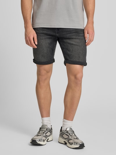 Männermodel trägt Regular Fit Jeansshorts aus Baumwoll-Mix Modell 'PLY' von Only & Sons, Denim-Optik, 5-Pocket-Design, Ganzkörperansicht von vorne.