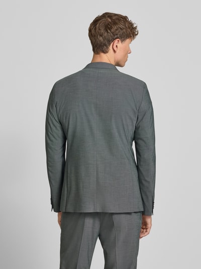 Männermodel trägt graues Slim Fit Sakko mit Viskose-Anteil Modell 'S PURE' von s.Oliver BLACK LABEL, Ganzkörperansicht Rückansicht.