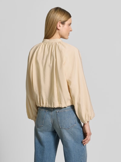 Frauenmodel trägt Regular Fit Jacke aus Viskose-Mix Modell 'Fico' von Marella in Beige mit Falten-Optik, elastische Abschlüsse, Rückenlänge 52 cm, Schulterbreite 42 cm, Brustweite 53 cm, Ärmellänge 55 cm, Zweiwege-Reißverschluss, Ganzkörperansicht Rückansicht.